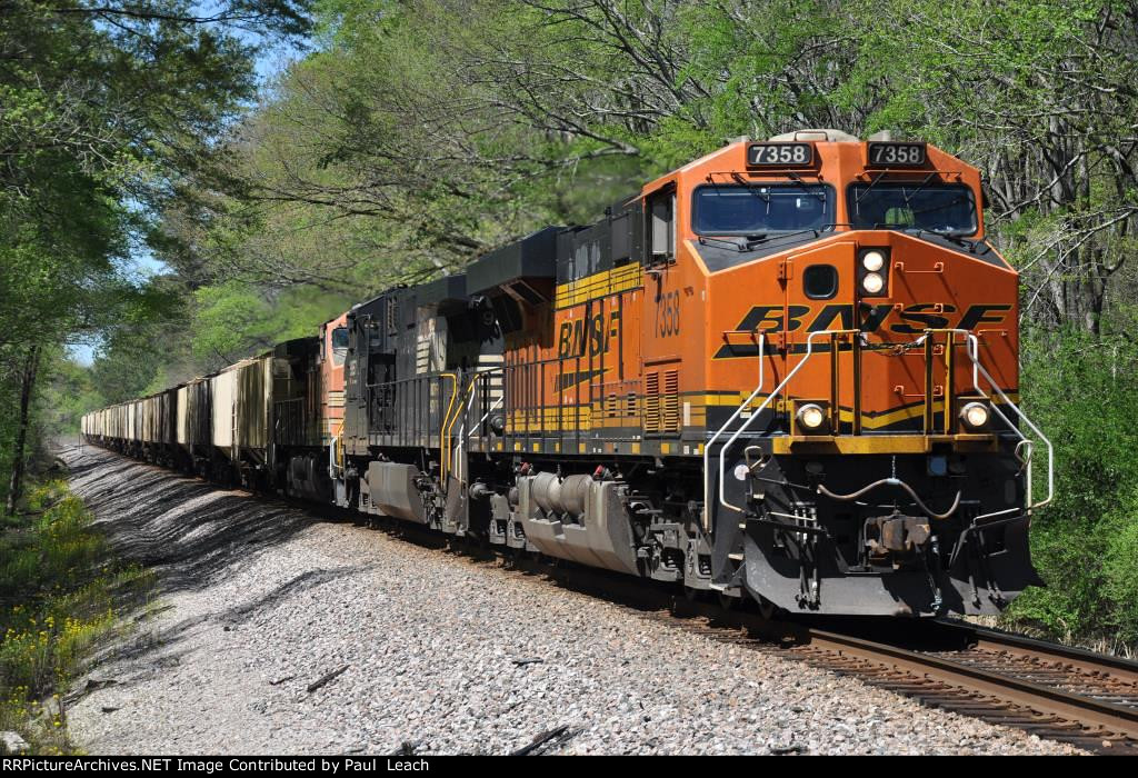 Unit phosphate train cruises east